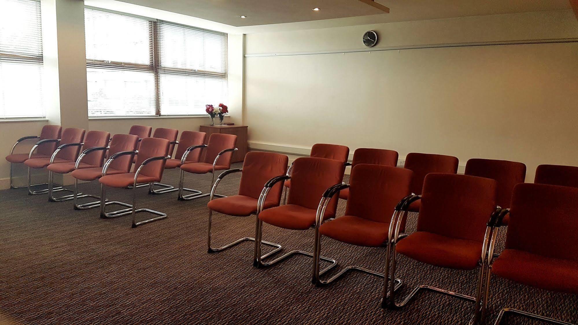 Feltham St Giles Heathrow - A St Giles Hotel מראה חיצוני תמונה